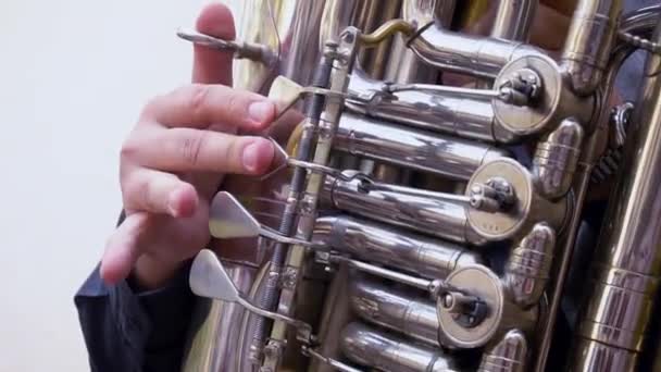 Mannelijke Spelen Tuba Close — Stockvideo