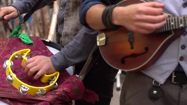 Close Dois Homens Tocar Bateria Bandolim Músico Banda Folclórica — Vídeo de Stock