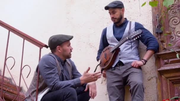 Zwei Freunde Mit Mandoline Folkband — Stockvideo