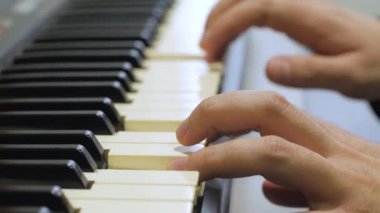 Synthesizer üzerinde erkek oyun yakın