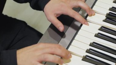 Synthesizer üzerinde erkek oyun yakın
