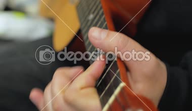 Ukulele üzerinde elektronik Tuner ile ayarlama ve oynama süreci yakın yukarı