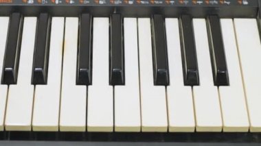 Synthesizer üzerinde erkek oyun yakın