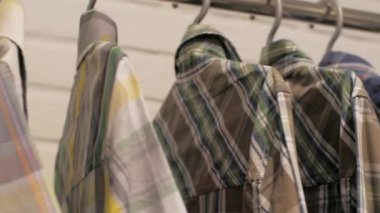 Dükkanda askı üzerinde birçok Casual Gömlek yakın
