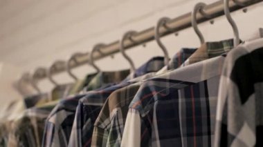 Dükkanda askı üzerinde birçok Casual Gömlek yakın