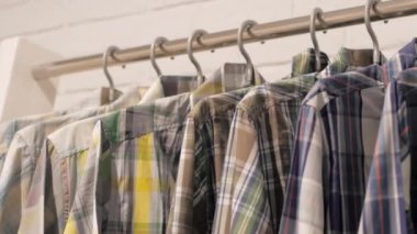Dükkanda askı üzerinde birçok Casual Gömlek yakın