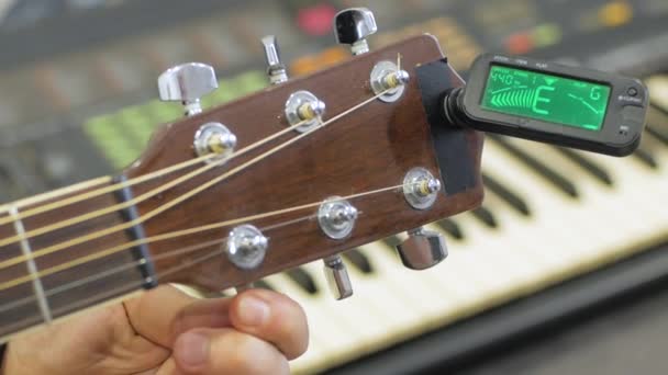 Proces Van Tuning Akoestische Gitaar Met Elektronische Tuner Close — Stockvideo