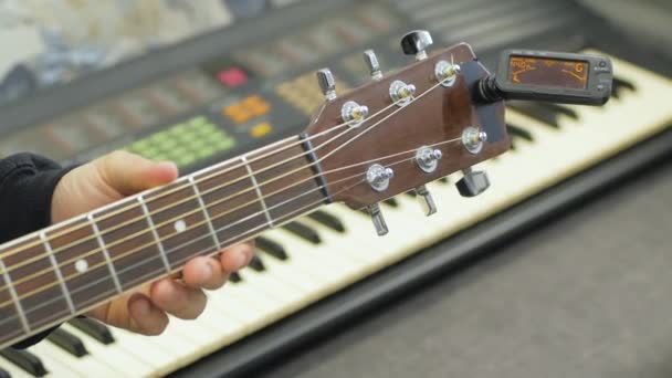 Proces Van Tuning Akoestische Gitaar Met Elektronische Tuner Close — Stockvideo