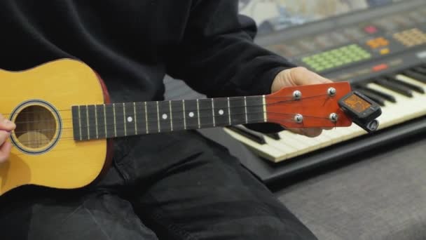 Ukulele Üzerinde Elektronik Tuner Ile Ayarlama Oynama Süreci Yakın Yukarı — Stok video