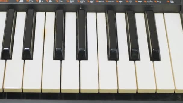 Synthesizer Üzerinde Erkek Oyun Yakın — Stok video