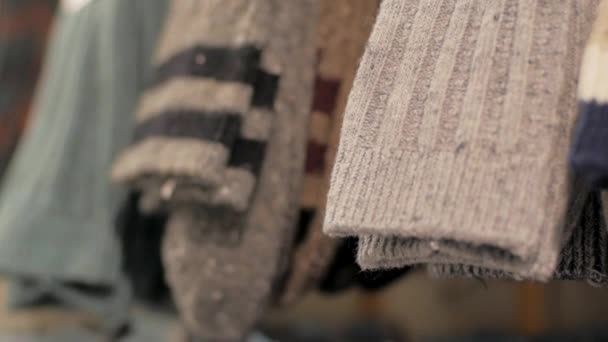Крупним Планом Теплі Вовняні Шкарпетки Магазині — стокове відео