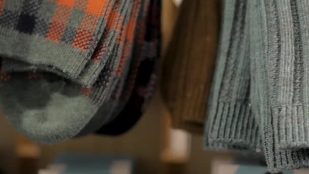 Gros Plan Des Chaussettes Laine Chaude Dans Boutique — Video