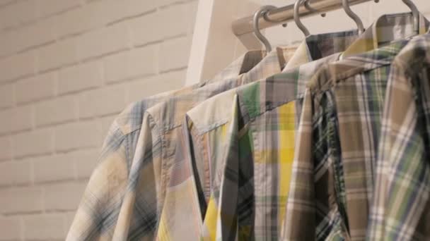 Gros Plan Nombreuses Chemises Décontractées Sur Cintre Dans Boutique — Video