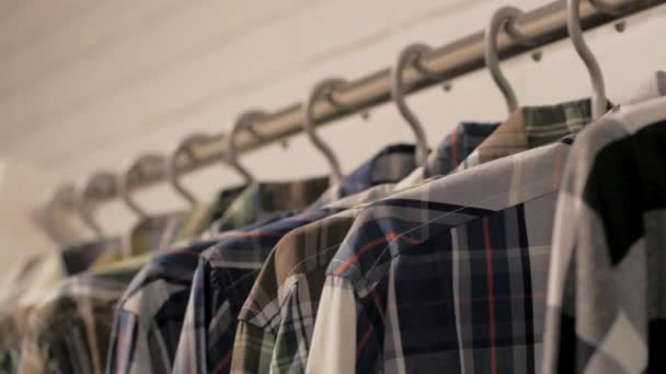 Nahaufnahme Vieler Lässiger Hemden Auf Kleiderbügel Geschäft — Stockvideo