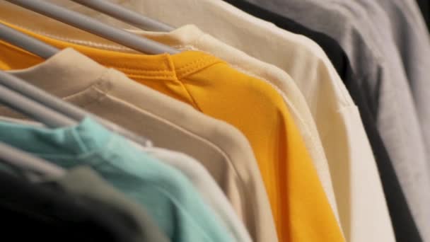 Dükkanda Bir Askı Üzerinde Birçok Shirt Yakın — Stok video