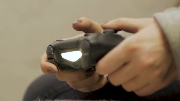 Femme jouer sur le jeu vidéo, gros plan des mains et joystick 