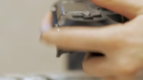 Vrouw Spelen Video Game Close Van Handen Joystick — Stockvideo