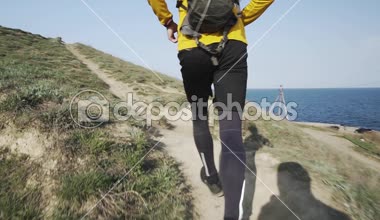 Güneşli bir gün tepede sırt çantası eğitimi ile genç erkek Trail Runner