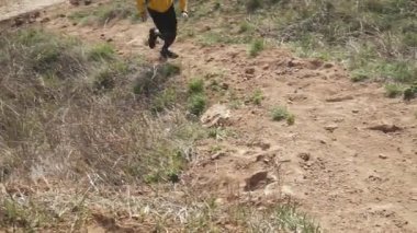 Güneşli bir gün tepede sırt çantası eğitimi ile genç erkek Trail Runner