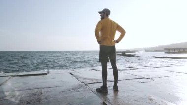 Günbatımı sırasında plajda açık havada Genç erkek koşucu eğitimi