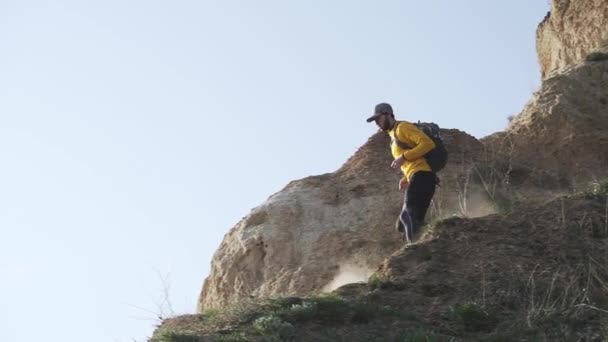 Junge Männliche Trailläufer Mit Rucksacktraining Auf Der Schanze Bei Sonnigem — Stockvideo