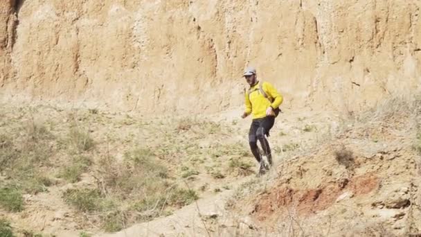 在阳光明媚的日子里 年轻的男性小道跑者在山上进行背包训练 — 图库视频影像