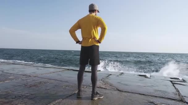 Jeune Coureur Masculin Entraînant Extérieur Sur Plage Pendant Coucher Soleil — Video