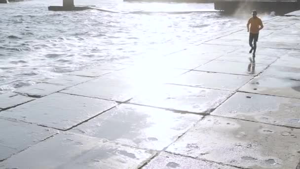 Joven Corredor Entrenamiento Aire Libre Playa Durante Atardecer — Vídeo de stock