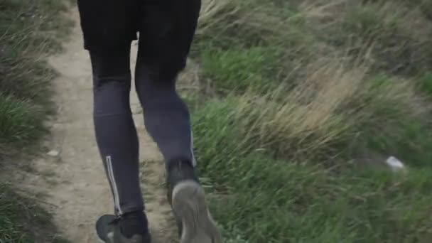 Jonge Mannelijke Trail Runner Met Rugzak Training Heuvel Zonnige Dag — Stockvideo