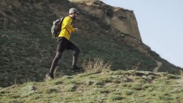 Joven Corredor Sendero Masculino Con Entrenamiento Mochila Colina Día Soleado — Vídeos de Stock