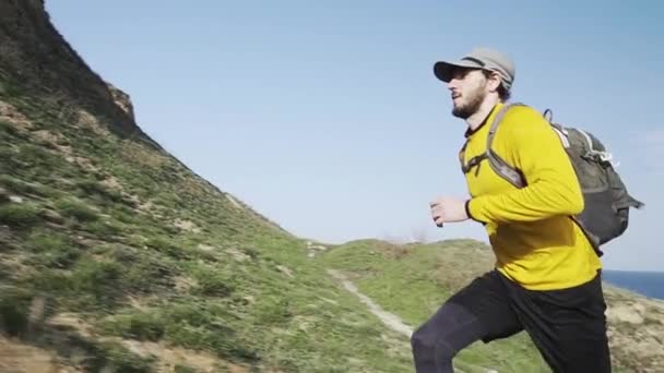 Jonge Mannelijke Trail Runner Met Rugzak Training Heuvel Zonnige Dag — Stockvideo