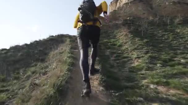 Corredor Trilha Masculino Jovem Com Treinamento Mochila Colina Dia Ensolarado — Vídeo de Stock