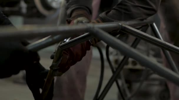 在车间里 戴口罩的工人正在焊接钢材 — 图库视频影像