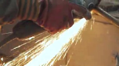 Çalışan resmi oluşturan kesim değirmeni, erkek iş metal ile yakın