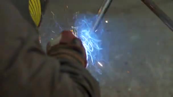 ワーク ショップで鋼を溶接するマスクの労働者 — ストック動画