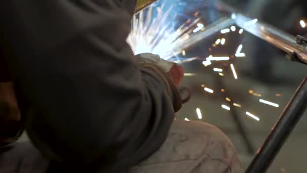 Lavoratori Della Maschera Stanno Saldando Acciaio Officina — Video Stock