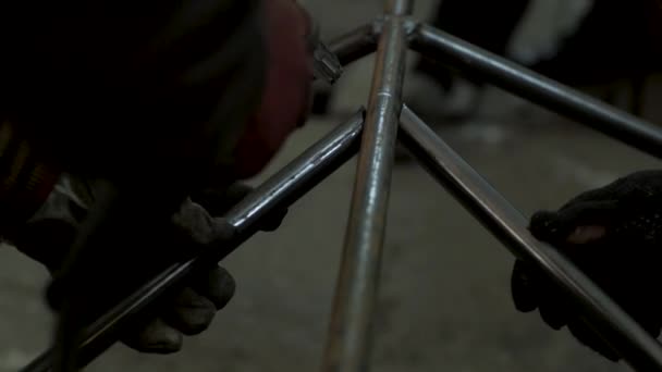 在车间里 戴口罩的工人正在焊接钢材 — 图库视频影像