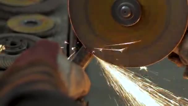 Imagem Perto Trabalhador Com Moedor Corte Homens Trabalham Com Metal — Vídeo de Stock