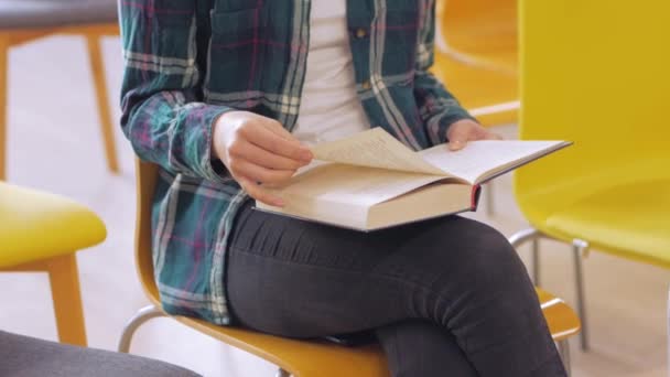 Νεαρή Κοκκινομάλλα Γυναίκα Γυαλιά Διαβάσει Βιβλίο Στη Βιβλιοθήκη — Αρχείο Βίντεο