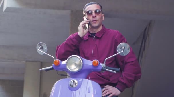 Giovane Maschio Elegante Con Scooter Colorato — Video Stock