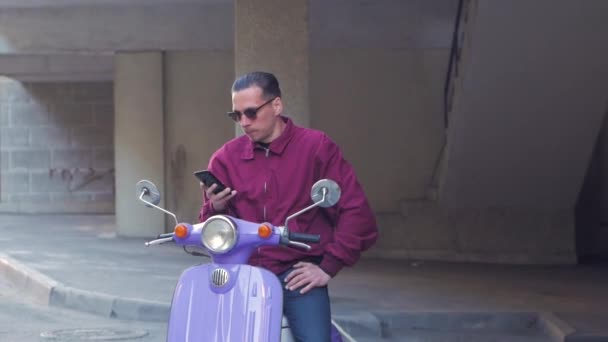 Jonge Stijlvolle Man Met Kleurrijke Motor Scooter — Stockvideo