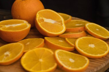 Siyah ahşap masa üzerinde taze renkli portakal yakın çekim