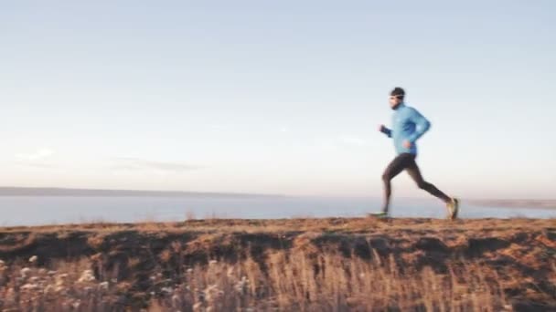 Jonge Mannelijke Trail Runner Training Buitenshuis — Stockvideo