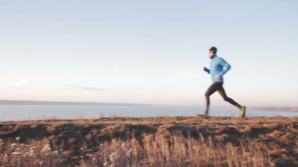 Joven Macho Trail Runner Entrenamiento Aire Libre — Vídeo de stock