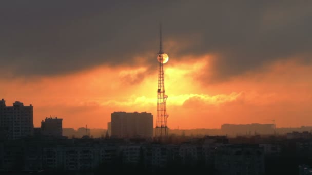 Schöner Sonnenuntergang Oder Sonnenaufgang Vor Städtischem Hintergrund Mit Fernsehturm Und — Stockvideo