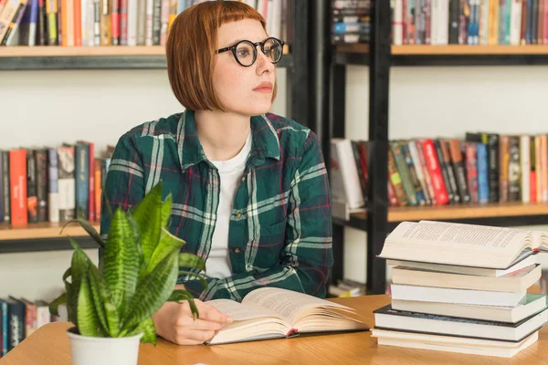 Joven Pelirroja Gafas Leer Libro Biblioteca — Foto de Stock