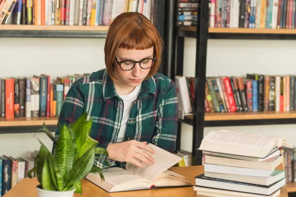 Jonge Redhead Vrouw Glazen Leesboek Bibliotheek — Stockfoto