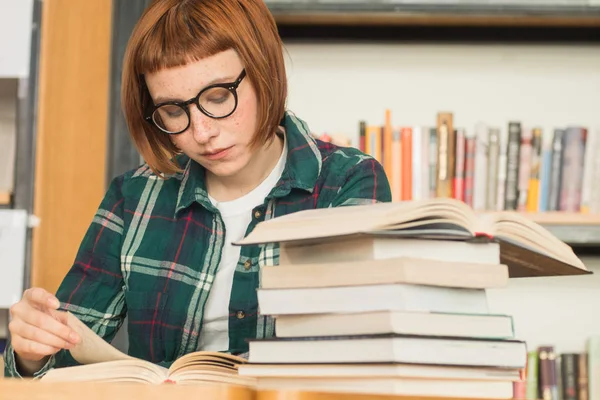 Молодая Рыжая Женщина Очках Читает Книги Библиотеке — стоковое фото