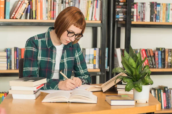 Jeune Rousse Femme Lunettes Lire Livre Dans Bibliothèque — Photo