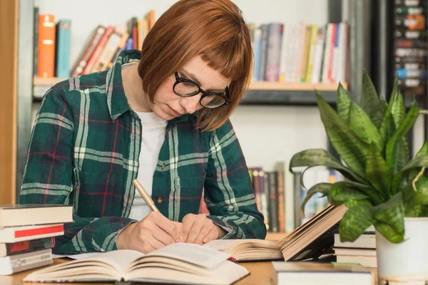 Jeune Rousse Femme Lunettes Lire Livre Dans Bibliothèque — Photo